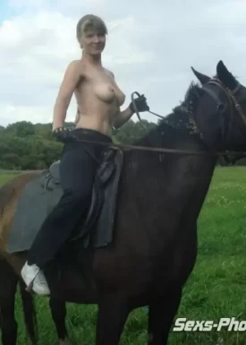 Голая по пояс девушка наездница укрощает лошадь.Хороша всадница. (20 фото)