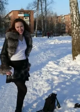 Голая девушка Яна зимой на улице в городе. (15 фото)