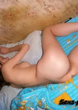 Девка напилась и спит голая беспробудным сном. (6 фото)