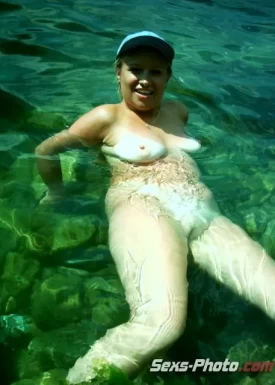 Подруга сфотографировала жену на море без лифчика. (5 фото)