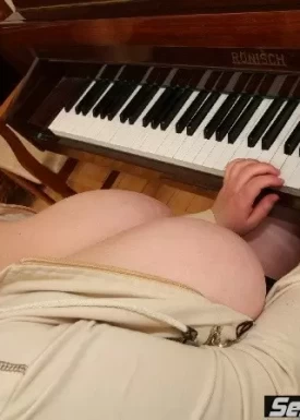 Толстая пианистка с большой грудью (62 фото)