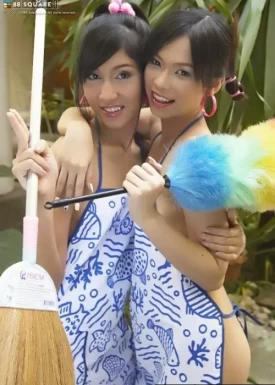 Две худенькие азиатские уборщицы Ae и Yoko (14 фото)