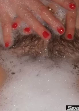 Зрелая женщина с волосатой киской принимает пенную ванну (10 фото)
